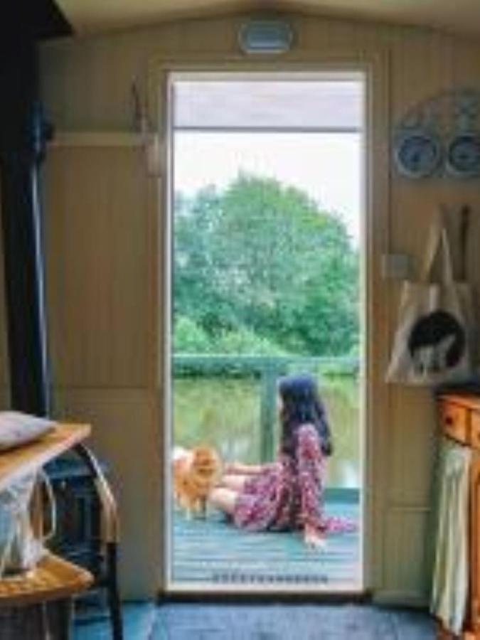 Snug & Secluded Lakeside Shepherds Hut 'Carp' Укфилд Экстерьер фото