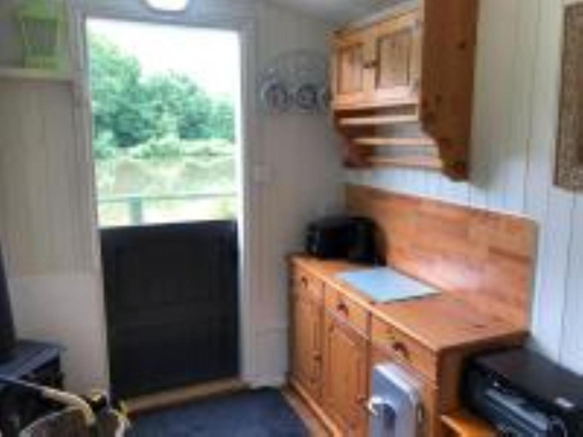 Snug & Secluded Lakeside Shepherds Hut 'Carp' Укфилд Экстерьер фото