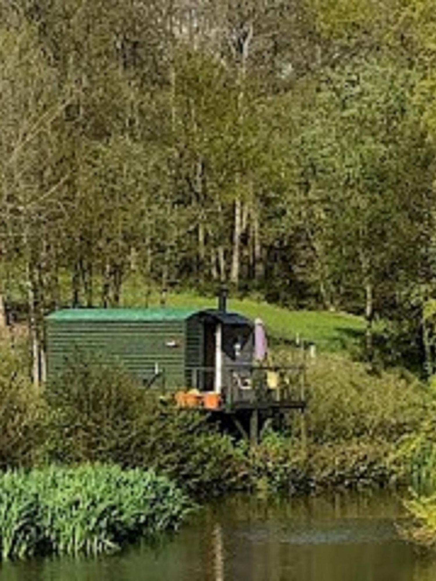 Snug & Secluded Lakeside Shepherds Hut 'Carp' Укфилд Экстерьер фото