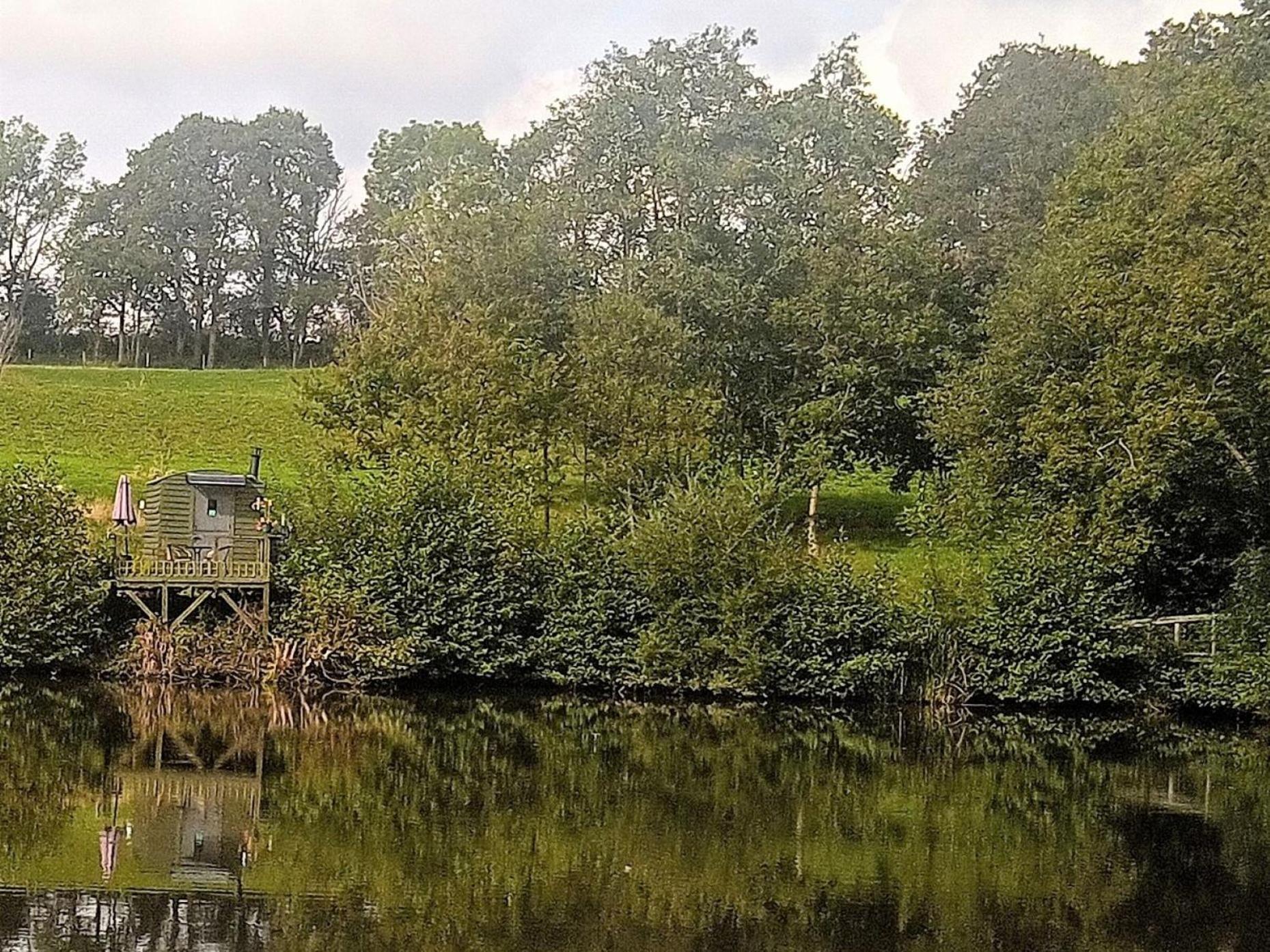 Snug & Secluded Lakeside Shepherds Hut 'Carp' Укфилд Экстерьер фото